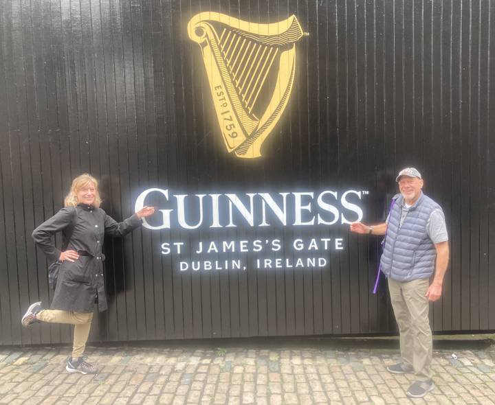 Deux personnes posant devant l'enseigne du Guinness Storehouse.