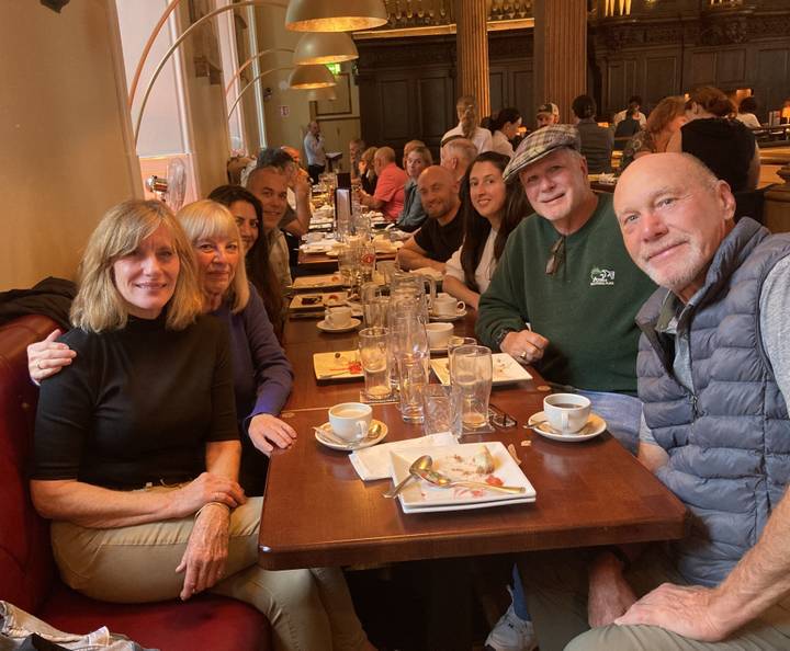 Grand groupe de personnes qui dînent dans un restaurant.