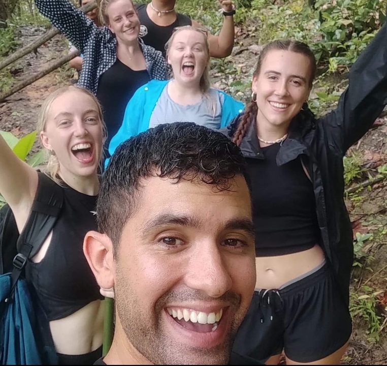 Selfie en gros plan d'un groupe joyeux de randonneurs.