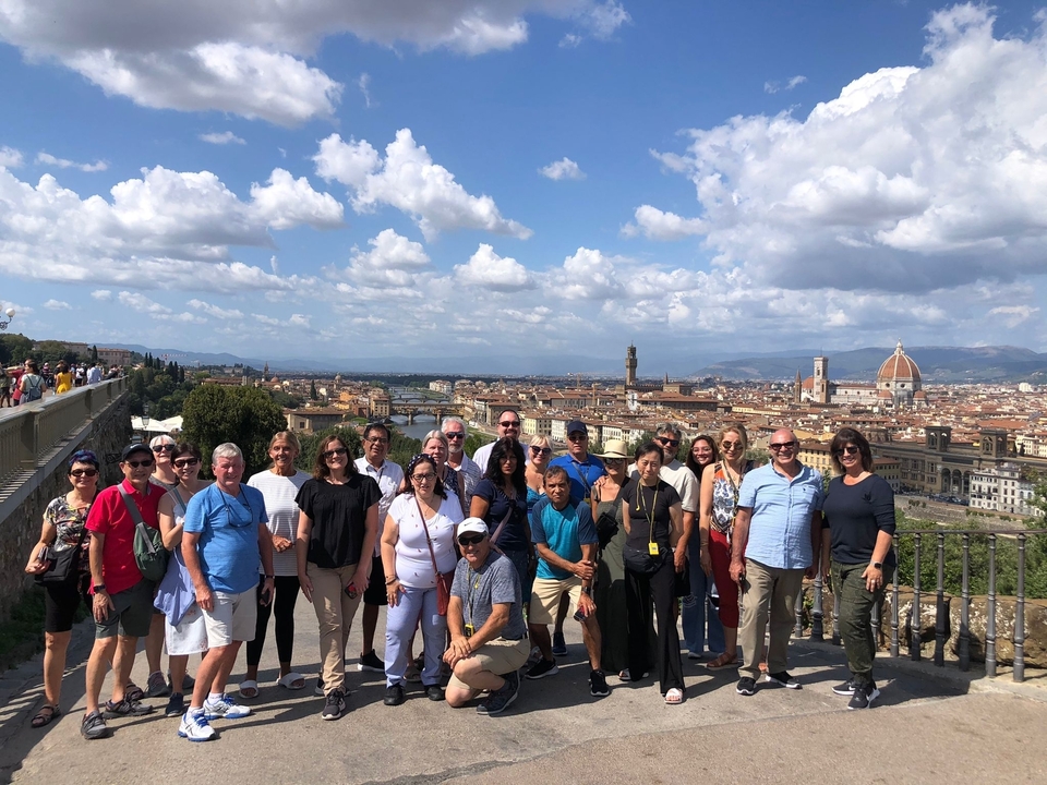 Grand groupe avec un paysage urbain, présentant un dôme célèbre et une rivière.