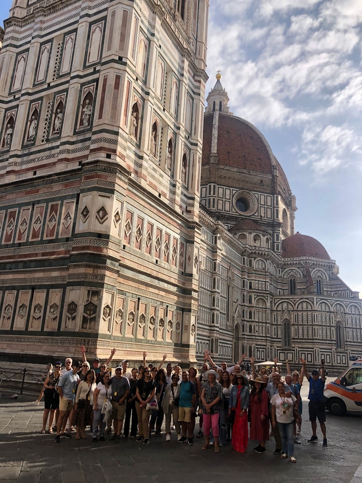 Extérieur d'une cathédrale au design complexe avec des motifs géométriques.