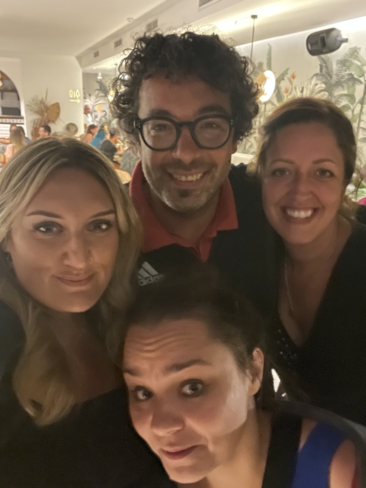 Gros plan d'amis qui posent joyeusement à l'intérieur.