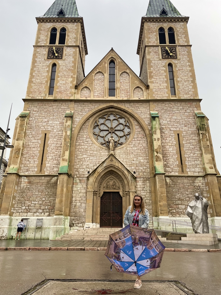 Personne debout devant une grande cathédrale en pierre.