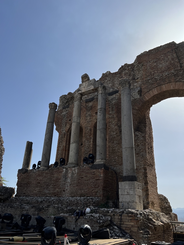 Anciennes colonnes de pierre contre un ciel bleu.