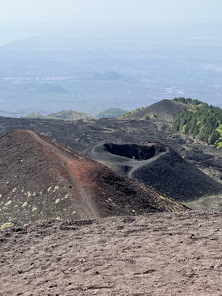 Paysage volcanique avec cratères et collines.