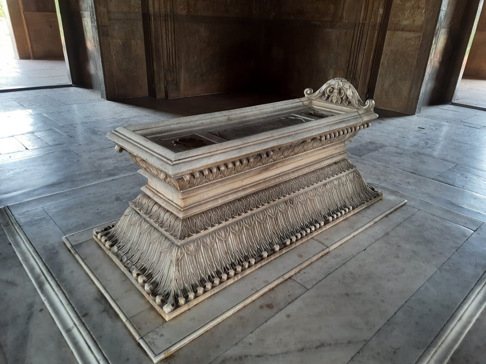 Gros plan d'un cénotaphe en marbre sculpté.