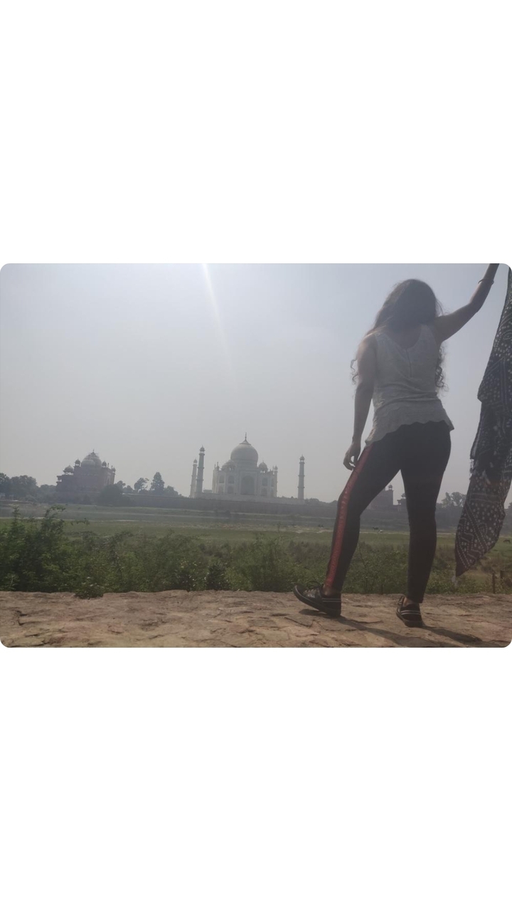 Silhouette d'une personne posant avec le Taj Mahal en arrière-plan.