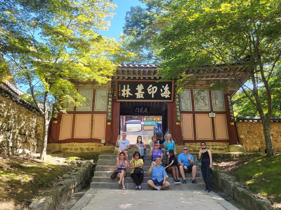 Groupe de touristes à une porte coréenne traditionnelle.