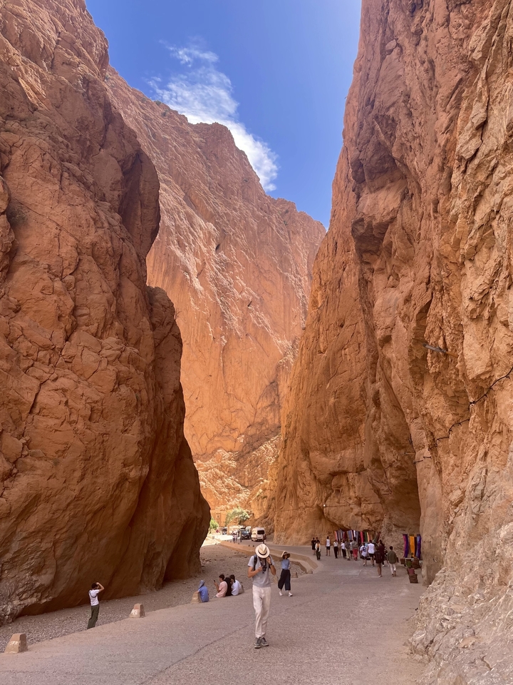 Hautes formations rocheuses des gorges du Todra