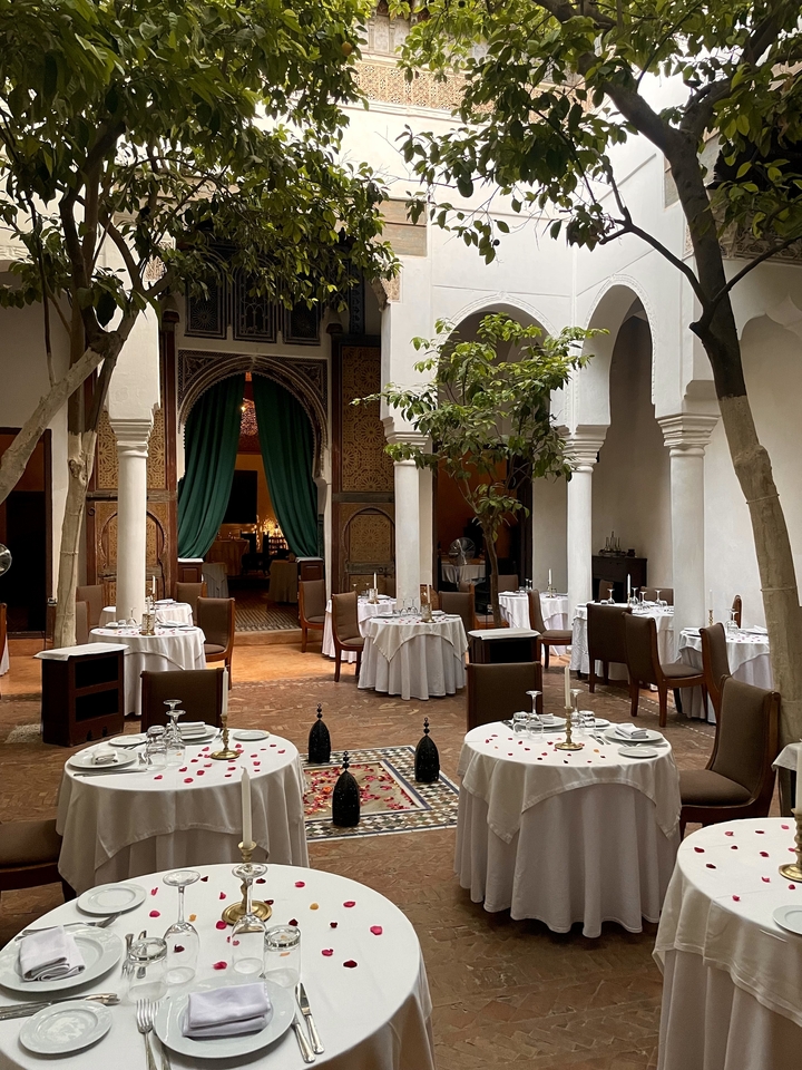 Restaurant élégant avec colonnes et décoration traditionnelle