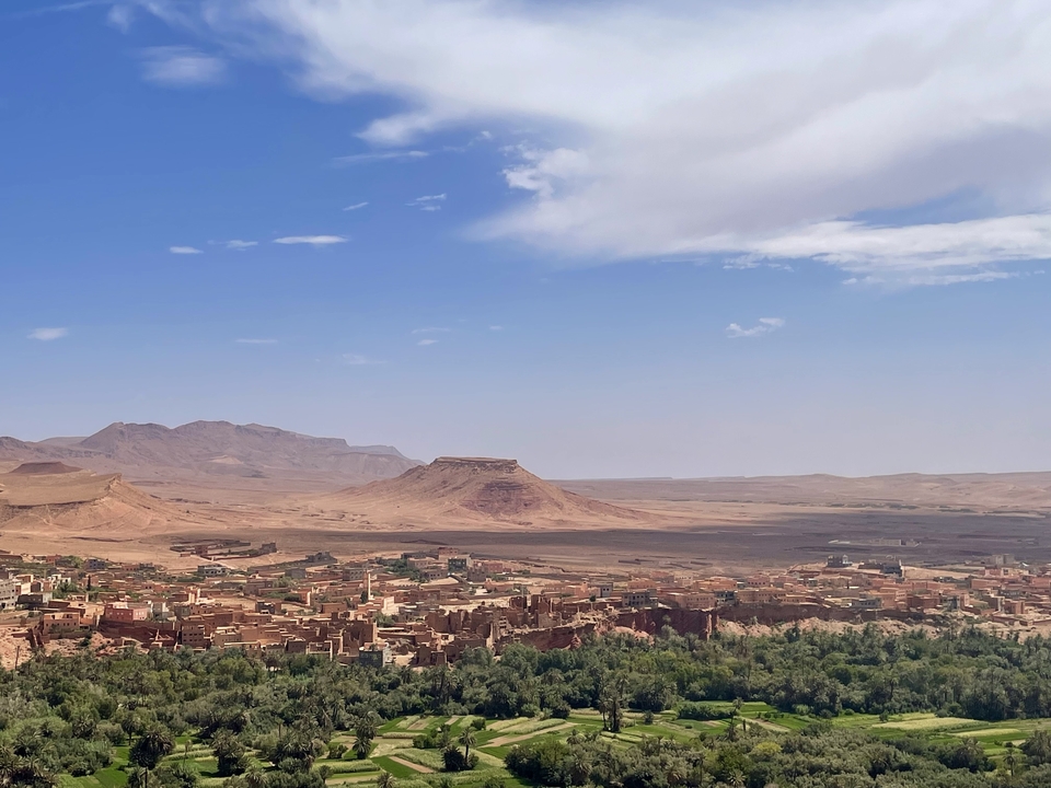 Une vue d'un paysage désertique avec une ville au pied des collines