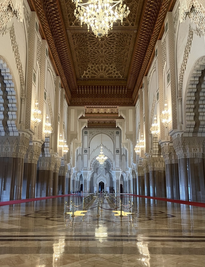 Dans une grande mosquée avec des lustres et des arcs à motifs