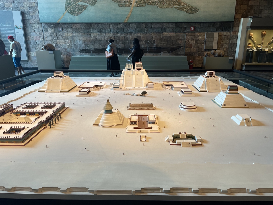 Maquette de structures de cités antiques dans un cadre muséal.