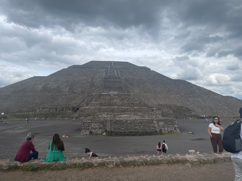 Pyramide du Soleil avec des touristes qui déambulent sur le site archéologique.