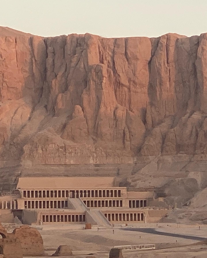 Gros plan d'un paysage désertique rocheux avec des gravures historiques.
