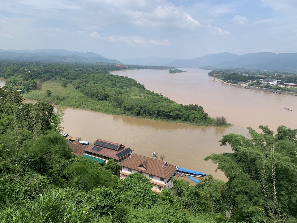 Rivière qui coule à travers une vallée luxuriante entourée de forêts.