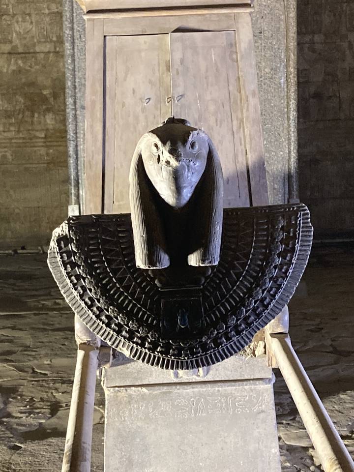 Pierre sculptée dans un cadre ancien.