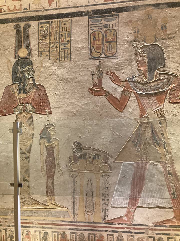 Peinture de l'Égypte antique représentant des personnages.