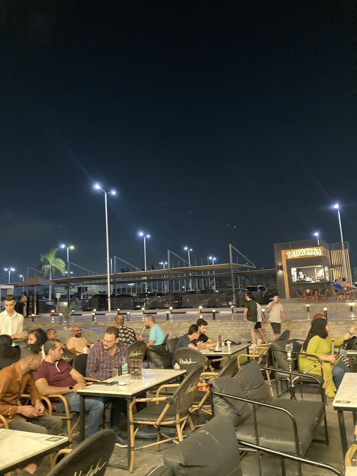 Les gens dînent à l'extérieur le soir.