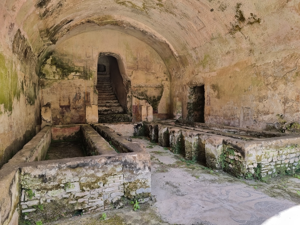 Bains antiques délabrés sur un site de ruines archéologiques.