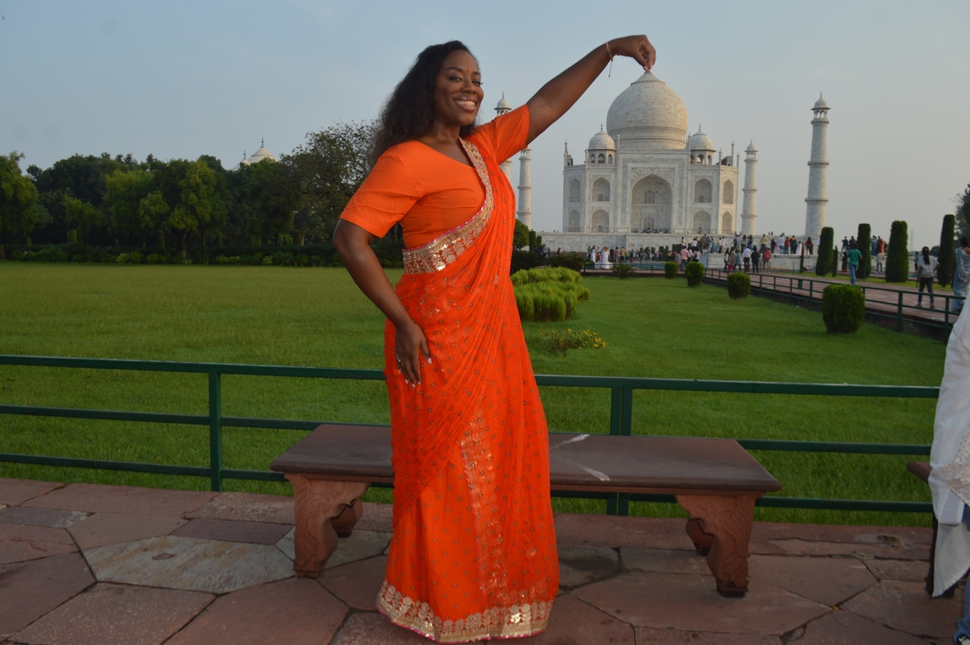 Femme posant devant le Taj Mahal.