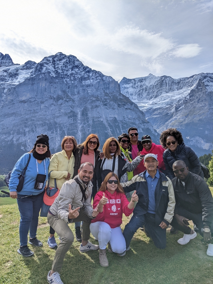 Groupe de touristes avec un paysage de montagne en arrière-plan.