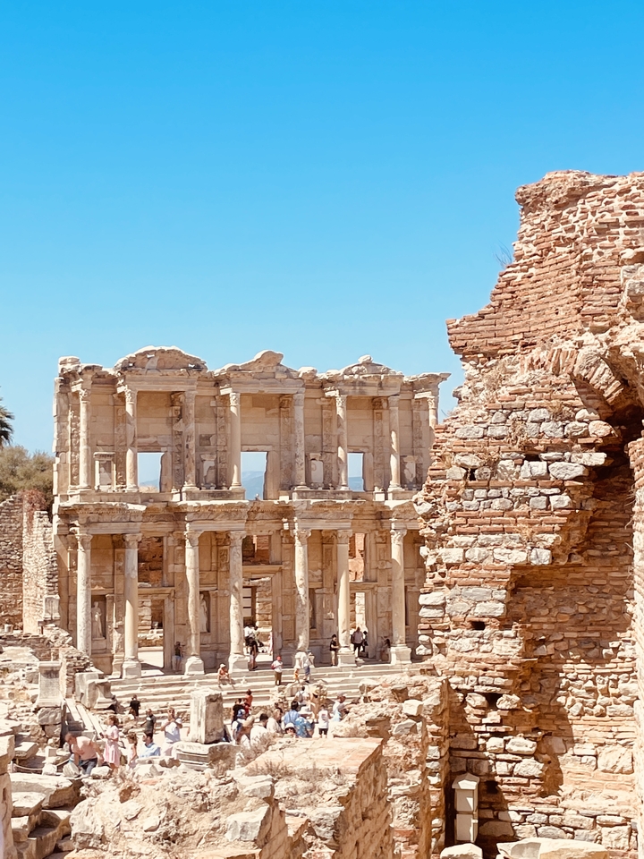 Ruines anciennes avec des colonnes et des murs de briques.