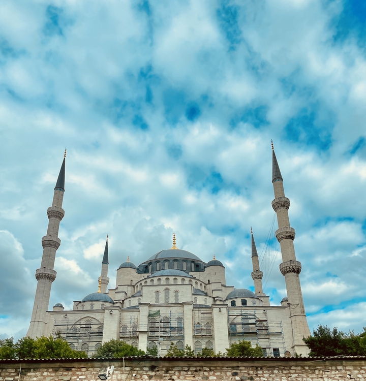 Mosquée du Sultan Ahmed avec ciel nuageux.