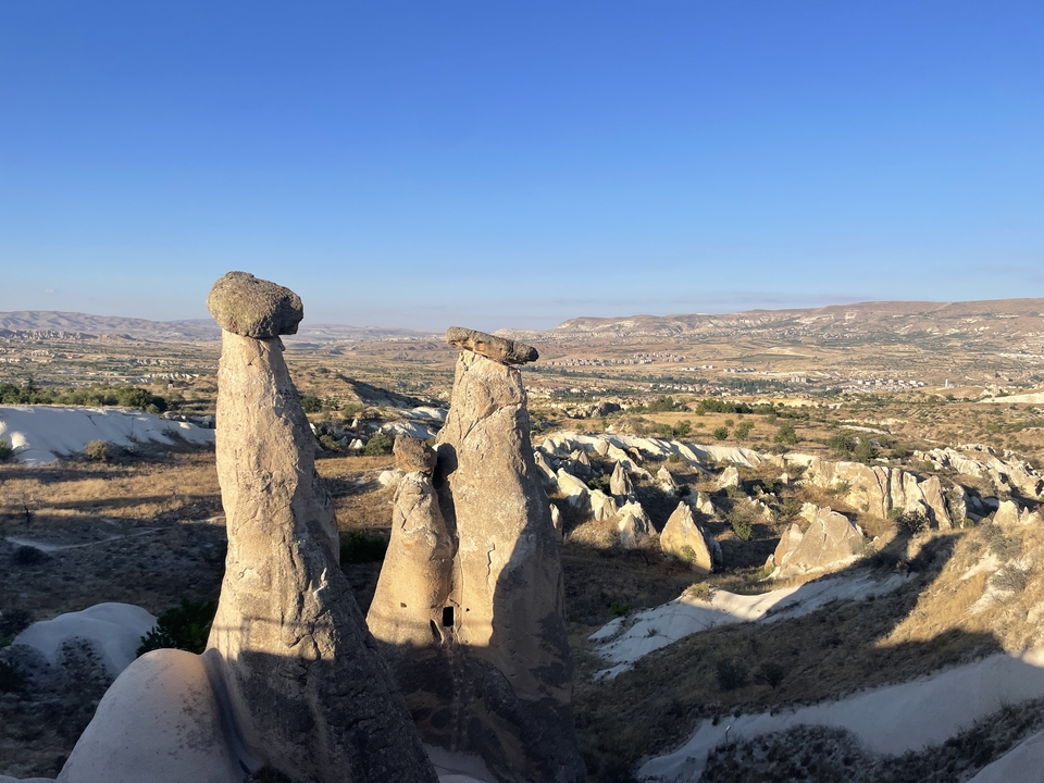 Formations rocheuses et paysage de vallée.