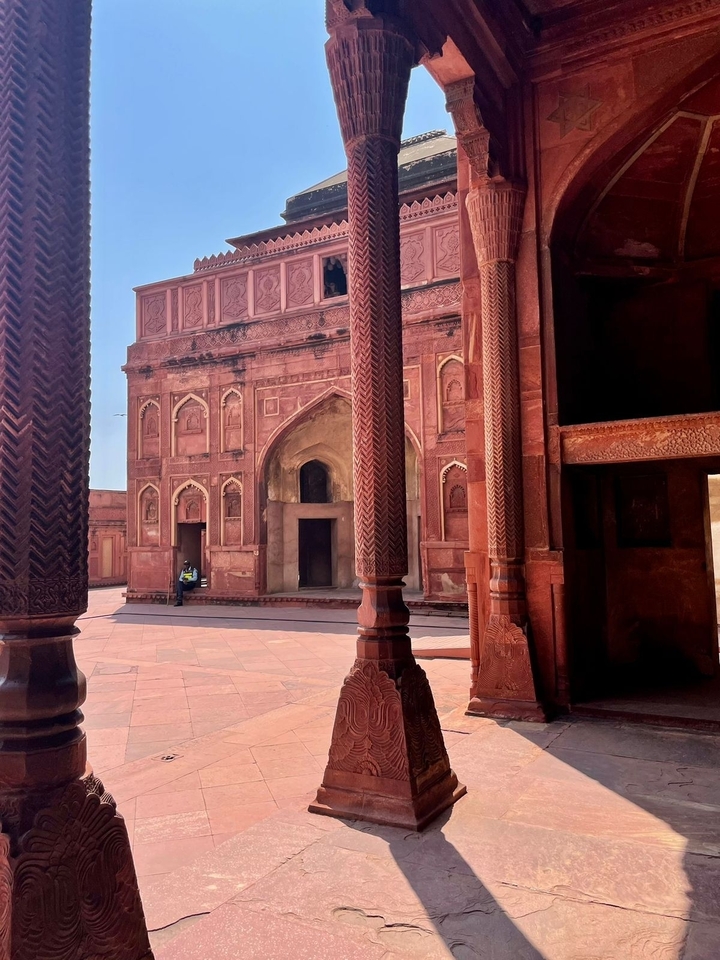 Détails architecturaux en grès rouge d'un bâtiment historique.