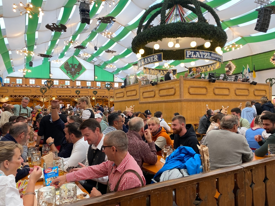 Brasserie bondée avec des clients qui profitent des festivités.