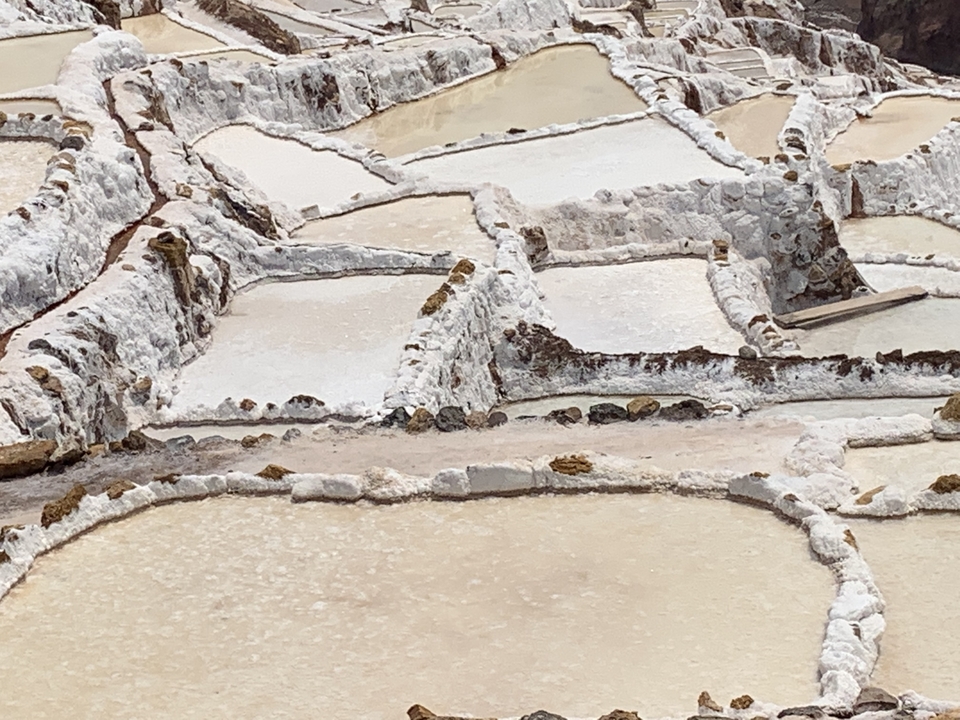 Gros plan des bassins de sel en terrasses aux Salineras de Maras, Pérou.