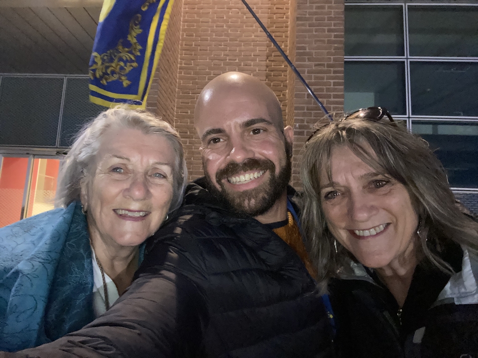 Trois personnes prenant un selfie la nuit.