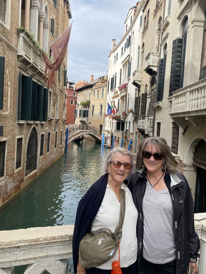 Deux personnes devant un canal à Venise.