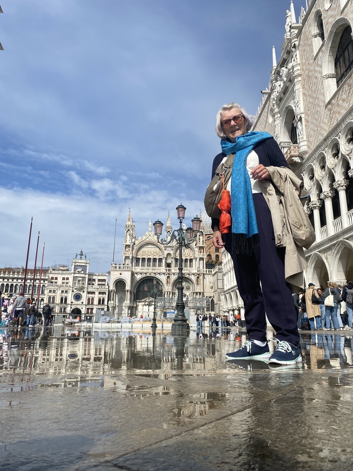 Personne debout sur la place Saint-Marc, Venise.