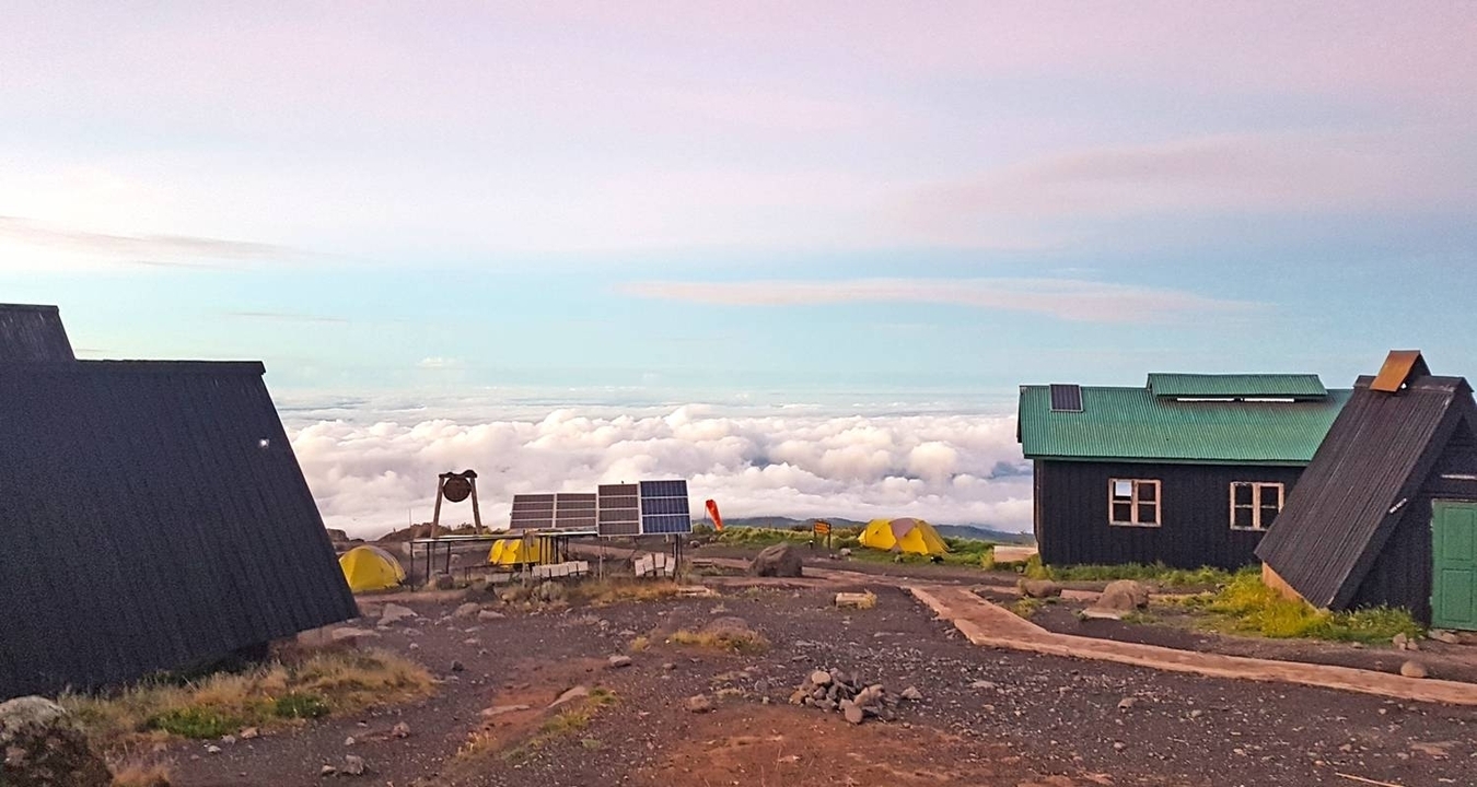 Montagnes et nuages vus depuis une cabane.