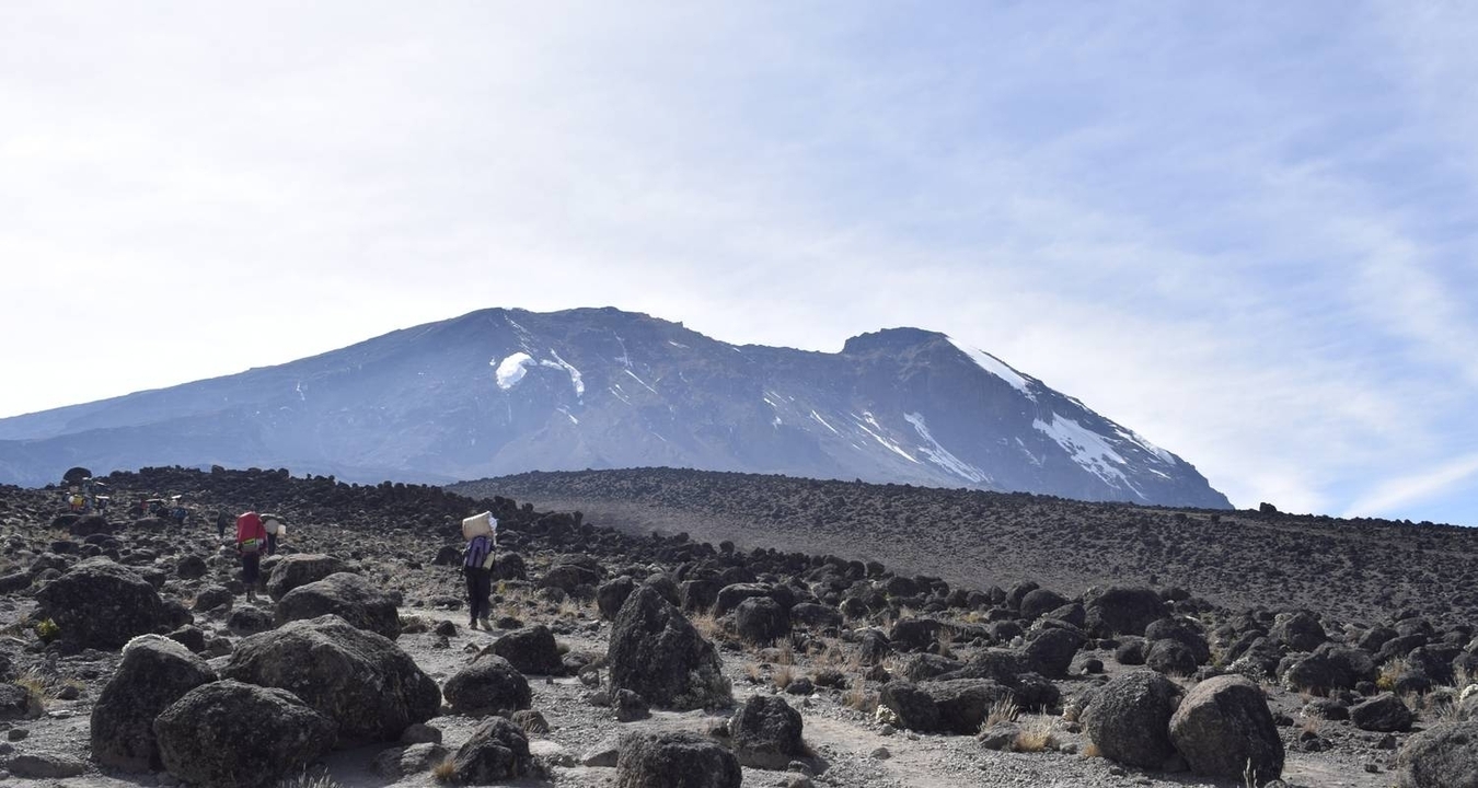 Alpinistes marchant vers un sommet volcanique.