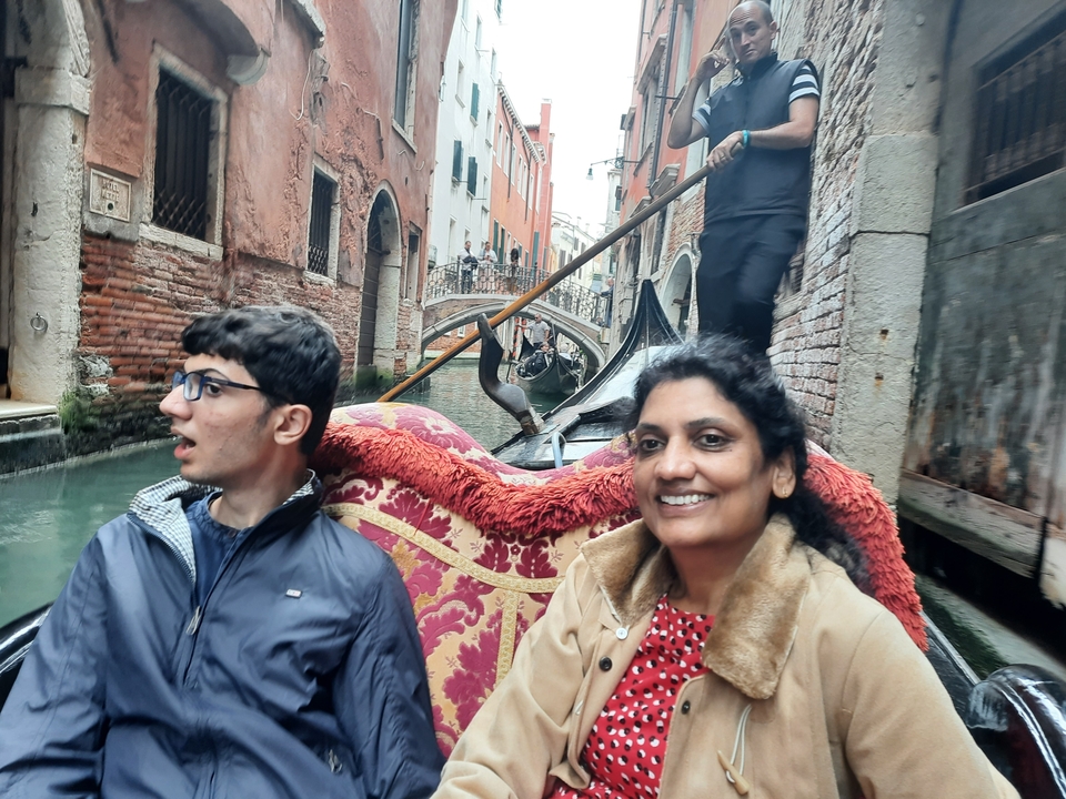 Des gens qui profitent d'une promenade en gondole sur un canal étroit.