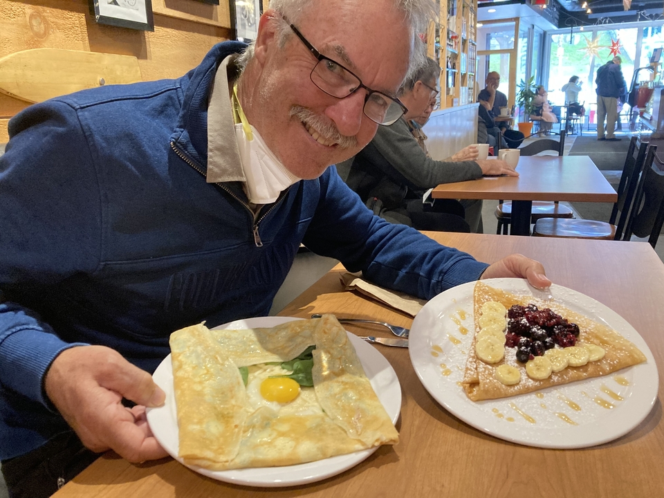 Une personne qui savoure des crêpes dans un restaurant.