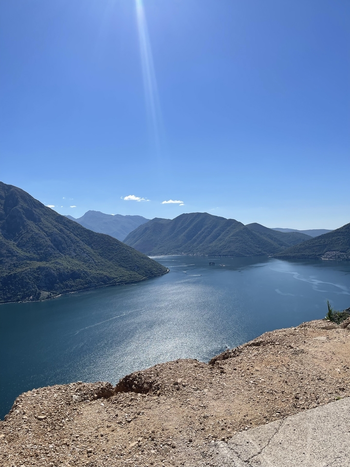 Une vue panoramique d'une baie entourée de montagnes.