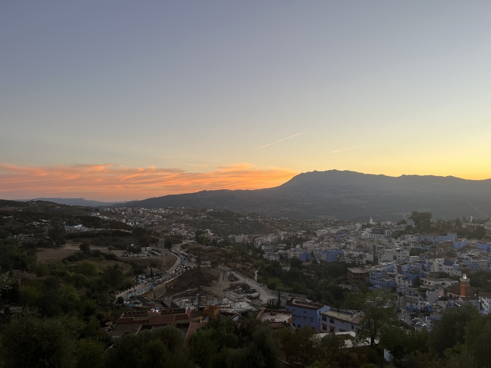 Vue panoramique d'une ville dans les montagnes au coucher du soleil.