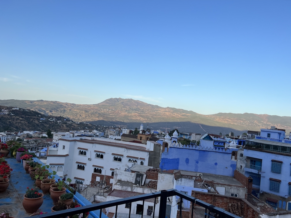 Vue surélevée d'une ville avec des montagnes en arrière-plan.