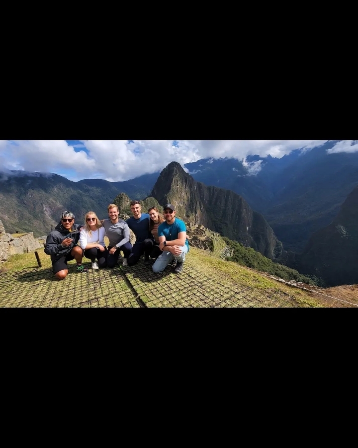 Groupe de personnes posant au Machu Picchu.