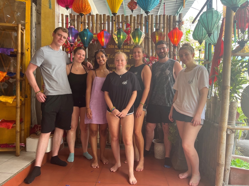 Groupe d'amis posant dans une boutique avec des lanternes.