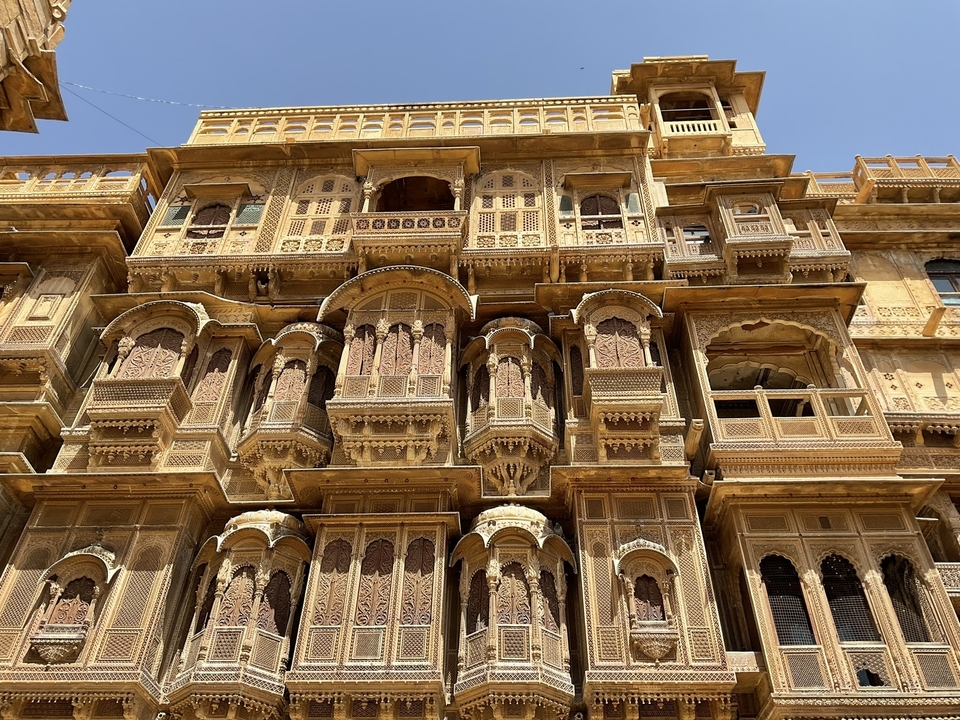 Façade finement sculptée d'un bâtiment historique.