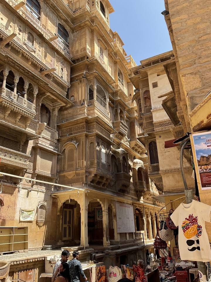 Façade historique complexe d'un bâtiment avec des sculptures détaillées.