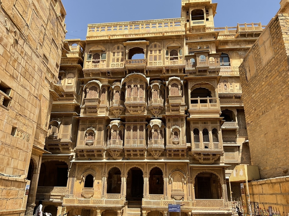 Vue détaillée de la façade d'un bâtiment historique richement orné.