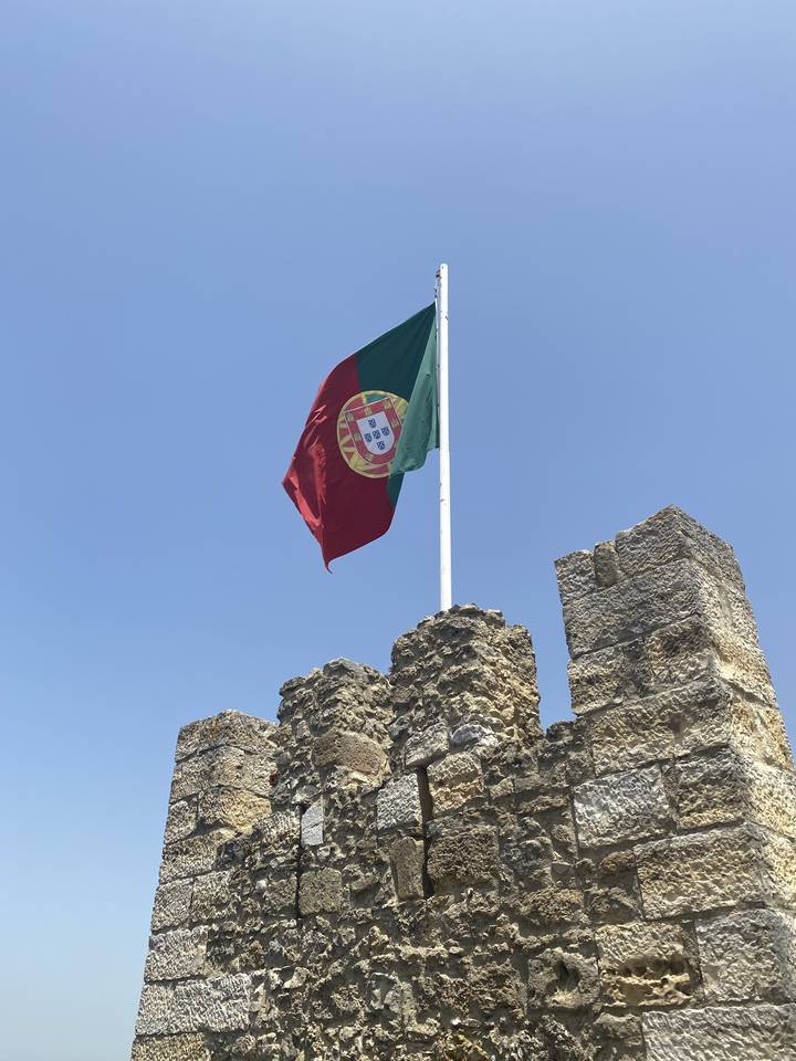 Drapeau portugais sur une structure en pierre