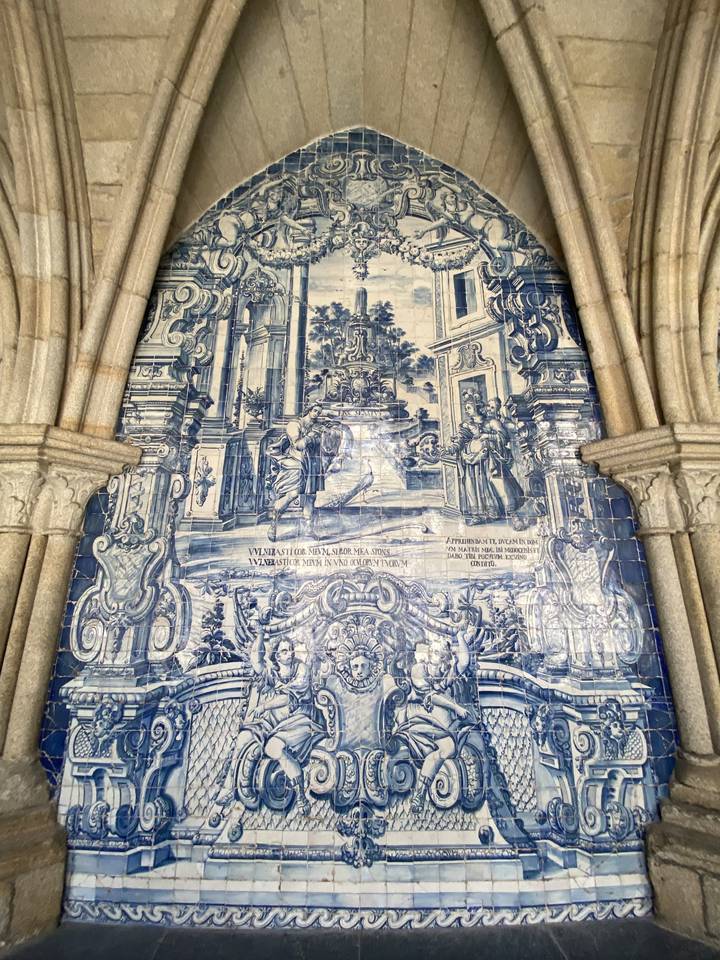 Œuvre d'art en carreaux bleus et blancs complexes