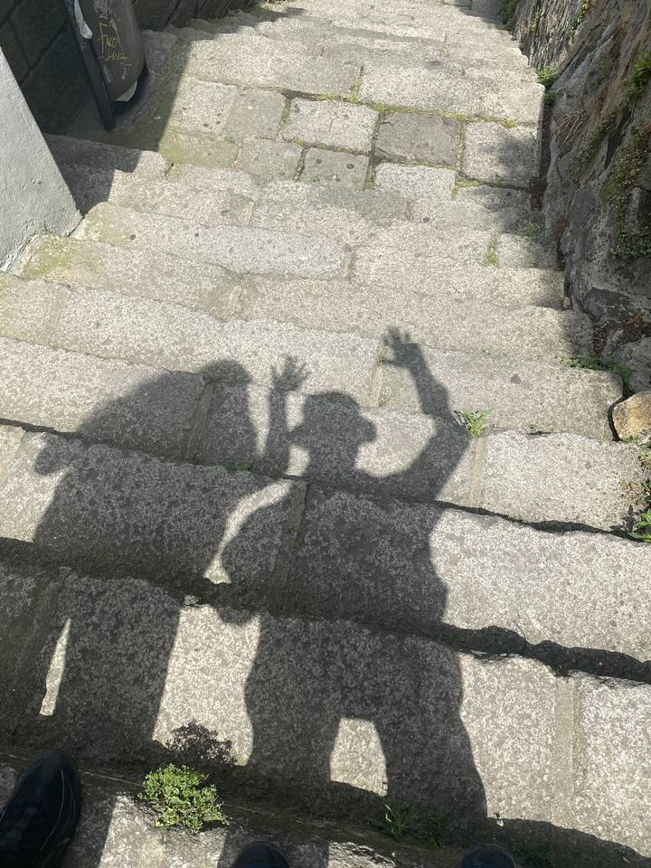 Ombre d'une personne sur des escaliers en pierre